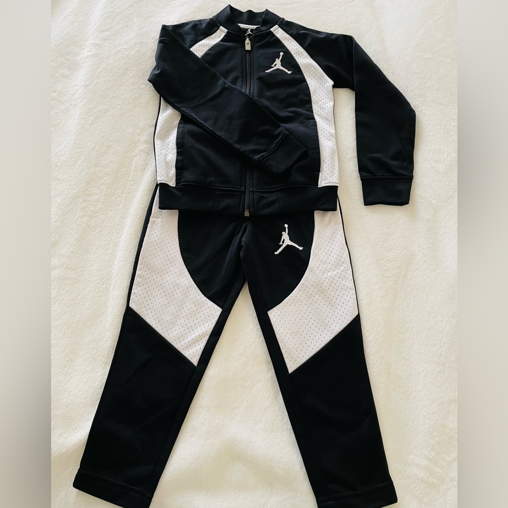 Nike Jordan Little Kids’ Black&White Tracksuit set 4 XS  (Pre-Loved)